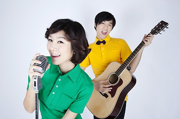 포토 JPG 스튜디오촬영 모델 커플 여자 남자 악기 포즈 연주 노래 현악기 실내 사람 동양인 이벤트 상반신 두명 캐주얼 공연 한국인 기타 통기타 스탠드마이크 마이크 국내포토 옷 음악 음향기기 관계 인종 내부 파일형식