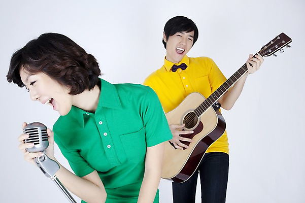 포토 JPG 스튜디오촬영 모델 커플 여자 남자 악기 포즈 연주 입모양 현악기 실내 사람 동양인 이벤트 상반신 두명 캐주얼 공연 한국인 기타 통기타 스탠드마이크 마이크 열창 국내포토 모양 옷 음악 음향기기 노래 관계 인종 내부 입 파일형식