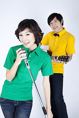 포토 JPG 스튜디오촬영 모델 커플 여자 남자 악기 포즈 연주 노래 현악기 실내 서기 사람 동양인 이벤트 상반신 두명 캐주얼 공연 한국인 기타 통기타 스탠드마이크 마이크 국내포토 옷 음악 음향기기 관계 모션 인종 내부 파일형식