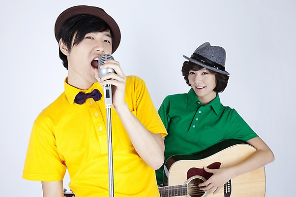 포토 JPG 스튜디오촬영 모델 모자 커플 여자 남자 악기 포즈 연주 노래 입모양 현악기 실내 누끼 사람 동양인 이벤트 상반신 두명 캐주얼 공연 한국인 기타 통기타 스탠드마이크 마이크 국내포토 모양 잡화 옷 음악 음향기기 관계 인종 내부 입 파일형식