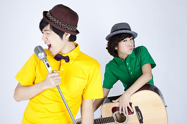 포토 JPG 스튜디오촬영 모델 모자 커플 여자 남자 악기 포즈 연주 입모양 현악기 실내 사람 동양인 이벤트 상반신 두명 캐주얼 공연 한국인 기타 유머 통기타 스탠드마이크 마이크 열창 국내포토 모양 잡화 옷 감정 음악 음향기기 노래 관계 인종 내부 입 파일형식