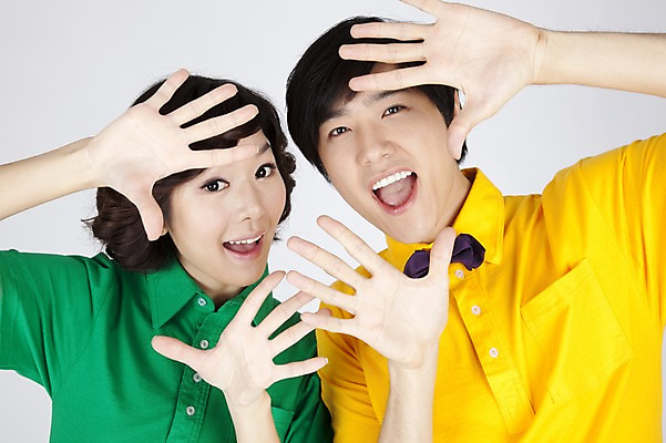 포토 JPG 스튜디오촬영 모델 커플 여자 남자 포즈 입모양 실내 손바닥 사람 동양인 손짓 이벤트 상반신 두명 캐주얼 한국인 국내포토 모양 손 옷 관계 모션 인종 내부 입 파일형식