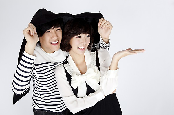 포토 JPG 스튜디오촬영 모델 커플 여자 남자 포즈 실내 누끼 사람 동양인 손짓 이벤트 상반신 두명 캐주얼 재킷 한국인 비 쓰는 국내포토 자연요소 옷 관계 모션 날씨 인종 내부 외투 파일형식