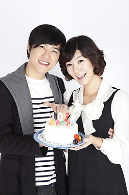 포토 JPG 스튜디오촬영 모델 커플 여자 남자 음식 포즈 새해 사람 이벤트 상반신 캐주얼 케이크 한국인 2010년 경인년 국내포토 옷 관계 디저트 실내 동양인 연도 파일형식