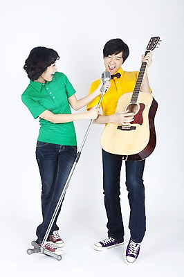 포토 JPG 스튜디오촬영 전신 모델 커플 여자 남자 악기 포즈 연주 노래 현악기 실내 서기 사람 동양인 이벤트 두명 캐주얼 공연 한국인 기타 통기타 스탠드마이크 마이크 국내포토 옷 음악 음향기기 관계 모션 인종 내부 파일형식