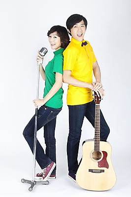 포토 JPG 스튜디오촬영 전신 모델 커플 여자 남자 악기 포즈 노래 현악기 실내 서기 누끼 사람 동양인 이벤트 두명 캐주얼 공연 한국인 기타 통기타 스탠드마이크 마이크 국내포토 옷 음악 음향기기 관계 모션 인종 내부 파일형식