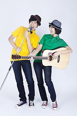 포토 JPG 스튜디오촬영 전신 모델 모자 커플 여자 남자 악기 포즈 연주 노래 현악기 실내 서기 사람 동양인 이벤트 두명 캐주얼 공연 한국인 기타 통기타 스탠드마이크 마이크 국내포토 잡화 옷 음악 음향기기 관계 모션 인종 내부 파일형식