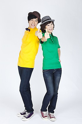 포토 JPG 스튜디오촬영 전신 모델 모자 커플 여자 남자 포즈 실내 서기 누끼 사람 동양인 손짓 이벤트 두명 캐주얼 한국인 엄지손가락 최고 국내포토 잡화 옷 손가락 관계 모션 인종 내부 파일형식