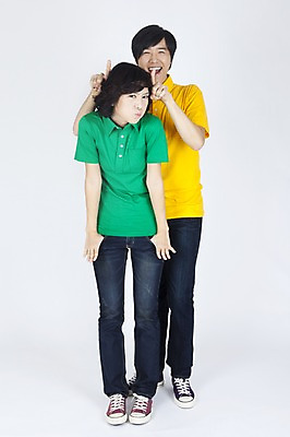 포토 JPG 스튜디오촬영 전신 모델 커플 여자 남자 포즈 장난 뿔 실내 서기 누끼 사람 동양인 손짓 이벤트 두명 캐주얼 한국인 분노 유머 악마 즐거움 국내포토 옷 감정 관계 모션 인종 내부 파일형식