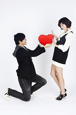 포토 JPG 스튜디오촬영 전신 모델 커플 원피스 여자 남자 포즈 프로포즈 쿠션 실내 사랑 서기 누끼 사람 동양인 이벤트 두명 캐주얼 한국인 하트 무릎꿇기 거절 주기 국내포토 모양 옷 감정 컨셉 관계 모션 인종 내부 파일형식