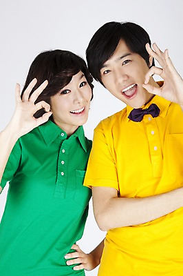 포토 JPG 스튜디오촬영 모델 커플 여자 남자 포즈 실내 사람 동양인 손짓 이벤트 상반신 두명 캐주얼 한국인 OK 승낙 국내포토 옷 컨셉 관계 모션 인종 내부 파일형식