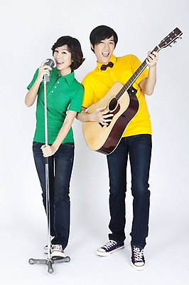 포토 JPG 스튜디오촬영 전신 모델 커플 여자 남자 악기 포즈 연주 노래 입모양 현악기 실내 서기 누끼 사람 동양인 이벤트 두명 캐주얼 공연 한국인 기타 통기타 스탠드마이크 마이크 국내포토 모양 옷 음악 음향기기 관계 모션 인종 내부 입 파일형식