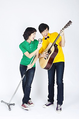 포토 JPG 스튜디오촬영 전신 모델 커플 여자 남자 악기 포즈 연주 입모양 현악기 실내 서기 누끼 사람 동양인 이벤트 두명 캐주얼 공연 한국인 기타 통기타 스탠드마이크 마이크 열창 국내포토 모양 옷 음악 음향기기 노래 관계 모션 인종 내부 입 파일형식