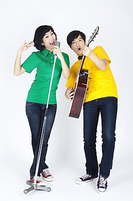 포토 JPG 스튜디오촬영 전신 모델 커플 여자 남자 악기 포즈 연주 노래 현악기 실내 서기 누끼 사람 동양인 이벤트 두명 캐주얼 공연 한국인 기타 유머 통기타 스탠드마이크 마이크 즐거움 국내포토 옷 감정 음악 음향기기 관계 모션 인종 내부 파일형식