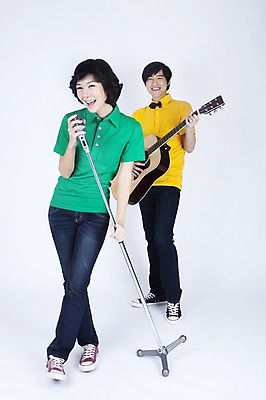 포토 JPG 스튜디오촬영 전신 모델 커플 여자 남자 악기 포즈 연주 노래 현악기 실내 서기 누끼 사람 동양인 이벤트 두명 캐주얼 공연 한국인 기타 통기타 스탠드마이크 마이크 국내포토 옷 음악 음향기기 관계 모션 인종 내부 파일형식