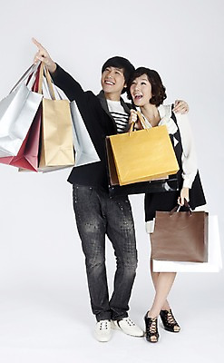 포토 JPG 스튜디오촬영 전신 모델 커플 원피스 여자 남자 포즈 실내 들기 사람 동양인 손짓 이벤트 두명 캐주얼 쇼핑 쇼핑백 한국인 가리킴 국내포토 옷 가방 관계 모션 인종 내부 파일형식