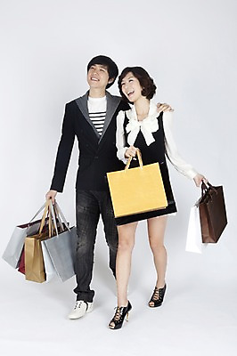 포토 JPG 스튜디오촬영 전신 모델 커플 원피스 여자 남자 포즈 실내 들기 사람 동양인 이벤트 두명 캐주얼 쇼핑 쇼핑백 걷기 한국인 국내포토 옷 가방 관계 모션 인종 내부 파일형식