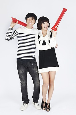 포토 JPG 스튜디오촬영 전신 모델 커플 원피스 여자 남자 포즈 응원 실내 서기 들기 누끼 사람 동양인 손짓 이벤트 두명 캐주얼 한국인 막대풍선 국내포토 옷 관계 모션 인종 내부 응원용품 풍선 파일형식