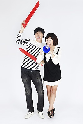 포토 JPG 스튜디오촬영 전신 모델 커플 원피스 여자 남자 포즈 응원 실내 서기 들기 누끼 사람 동양인 손짓 이벤트 두명 캐주얼 확성기 외침 한국인 막대풍선 국내포토 옷 관계 모션 인종 내부 소리 응원용품 풍선 파일형식