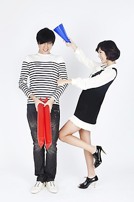 포토 JPG 스튜디오촬영 전신 모델 커플 원피스 여자 남자 포즈 장난 응원 실내 서기 들기 사람 동양인 손짓 이벤트 두명 옆모습 캐주얼 확성기 한국인 펀치 찡그림 막대풍선 국내포토 옷 뷰포인트 관계 모션 표정 인종 내부 응원용품 풍선 파일형식