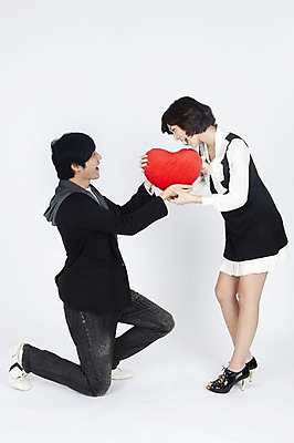 포토 JPG 스튜디오촬영 전신 모델 커플 원피스 여자 남자 포즈 프로포즈 쿠션 실내 선물 사랑 누끼 사람 동양인 손짓 이벤트 두명 캐주얼 마주보기 희망 기쁨 한국인 하트 무릎꿇기 주기 국내포토 모양 옷 감정 관계 모션 인종 내부 파일형식