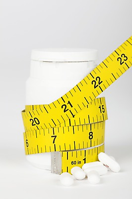 포토 JPG 스튜디오촬영 웰빙 다이어트 실내 줄자 건강 누끼 사람없음 알약 약 건강관리 여러개 약병 치수 감싸기 다이어트약 국내포토 다수 의학 모션 자 관리 내부 병_담는 파일형식