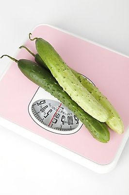 포토 JPG 스튜디오촬영 웰빙 음식 다이어트 채소 식재료 오이 실내 건강 사람없음 하이앵글 건강관리 세개 무게 눈금 체중계 칼로리 다이어트음식 국내포토 뷰포인트 관리 3 내부 파일형식