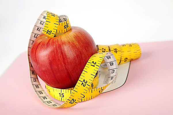 포토 JPG 스튜디오촬영 식물 웰빙 다이어트 과일 실내 줄자 자 건강 근접촬영 사람없음 한개 건강관리 사과 치수 다이어트음식 국내포토 1 뷰포인트 문구용품 관리 내부 파일형식