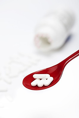 포토 JPG 스튜디오촬영 식기 웰빙 다이어트 실내 건강 근접촬영 사람없음 알약 약 건강관리 숟가락 여러개 약병 다이어트약 국내포토 뷰포인트 다수 의학 수저 관리 내부 병_담는 파일형식