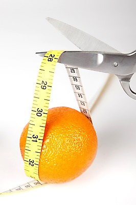 포토 JPG 스튜디오촬영 식물 손 웰빙 다이어트 오렌지 과일 가위 실내 줄자 자 건강 손짓 근접촬영 사람없음 한개 건강관리 사무용품 자르기 치수 다이어트음식 국내포토 1 뷰포인트 모션 문구용품 관리 내부 신체부위 파일형식