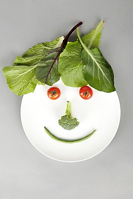 포토 JPG 스튜디오촬영 그릇 접시 웰빙 음식 다이어트 토마토 채소 식재료 방울토마토 실내 표정 건강 미소 누끼 사람없음 하이앵글 건강관리 브로콜리 다이어트음식 국내포토 식기 뷰포인트 관리 내부 파일형식