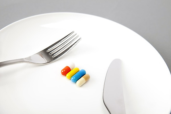 포토 JPG 스튜디오촬영 그릇 식기 접시 웰빙 포크 다이어트 실내 건강 근접촬영 사람없음 알약 약 건강관리 여러개 나이프 다이어트약 국내포토 뷰포인트 다수 의학 관리 내부 칼 파일형식