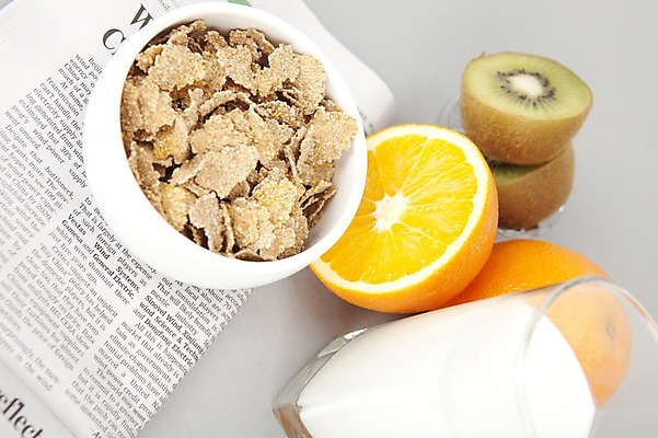 포토 JPG 스튜디오촬영 식물 그릇 웰빙 음료 음식 다이어트 오렌지 과일 단면 잔 실내 건강 키위 사람없음 컵 건강관리 식사 우유 신문 시리얼 다이어트음식 믹싱볼 국내포토 식기 유제품 관리 내부 간행물 뉴스 파일형식