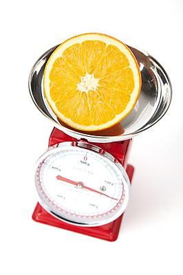 포토 JPG 스튜디오촬영 식물 웰빙 다이어트 오렌지 과일 단면 실내 건강 저울 누끼 사람없음 하이앵글 건강관리 무게 눈금 칼로리 다이어트음식 국내포토 뷰포인트 관리 내부 파일형식