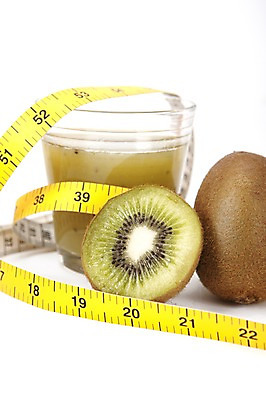 포토 JPG 스튜디오촬영 식물 웰빙 다이어트 과일 단면 잔 실내 줄자 자 건강 키위 사람없음 컵 건강관리 과일주스 치수 다이어트음식 키위주스 국내포토 식기 문구용품 관리 내부 주스 파일형식