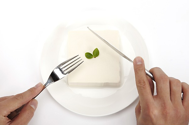 포토 JPG 스튜디오촬영 그릇 식기 접시 손 웰빙 포크 잎 다이어트 실내 건강 손짓 신체부위 장식 하이앵글 건강관리 나이프 자르기 두부 다이어트음식 연두부 국내포토 식물 뷰포인트 모션 관리 사람 내부 칼 파일형식