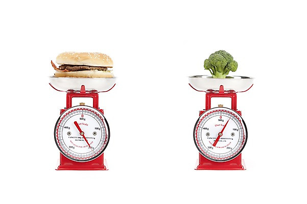 포토 JPG 스튜디오촬영 웰빙 다이어트 채소 패스트푸드 실내 건강 저울 누끼 사람없음 건강관리 햄버거 비교 무게 브로콜리 오브젝트 눈금 칼로리 다이어트음식 국내포토 컨셉 관리 내부 인스턴트 파일형식