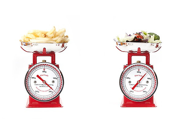 포토 JPG 스튜디오촬영 웰빙 음식 다이어트 채소 과일 패스트푸드 실내 건강 저울 누끼 사람없음 건강관리 샐러드 감자튀김 비교 눈금 칼로리 다이어트음식 국내포토 컨셉 감자 관리 내부 튀김 인스턴트 파일형식