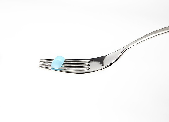 포토 JPG 스튜디오촬영 식기 웰빙 포크 다이어트 실내 건강 근접촬영 사람없음 한개 알약 약 건강관리 다이어트약 국내포토 1 뷰포인트 의학 관리 내부 파일형식