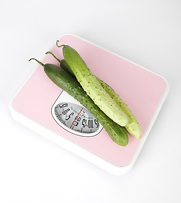 포토 JPG 스튜디오촬영 웰빙 음식 다이어트 채소 식재료 오이 실내 건강 사람없음 하이앵글 건강관리 세개 무게 눈금 체중계 칼로리 다이어트음식 국내포토 뷰포인트 관리 3 내부 파일형식