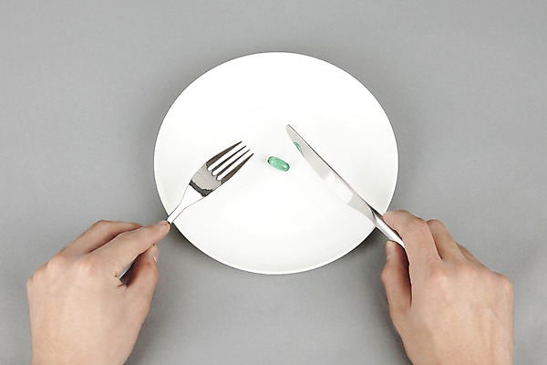 포토 JPG 스튜디오촬영 그릇 식기 접시 손 웰빙 포크 다이어트 실내 건강 손짓 신체부위 하이앵글 알약 약 건강관리 나이프 자르기 다이어트약 국내포토 뷰포인트 의학 모션 관리 사람 내부 칼 파일형식