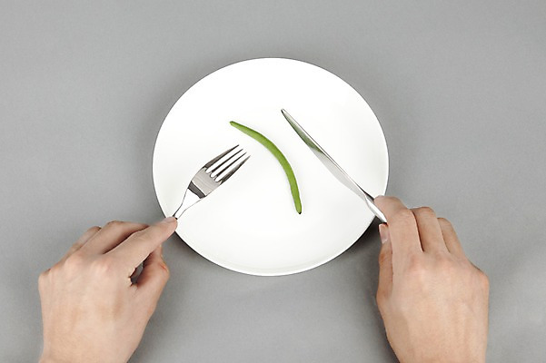 포토 JPG 스튜디오촬영 그릇 식기 접시 손 웰빙 포크 다이어트 채소 실내 건강 손짓 신체부위 하이앵글 건강관리 나이프 자르기 다이어트음식 국내포토 뷰포인트 모션 관리 사람 내부 칼 파일형식