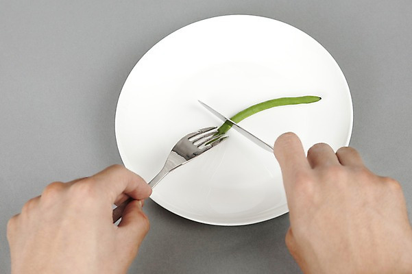 포토 JPG 스튜디오촬영 그릇 식기 접시 손 웰빙 포크 다이어트 채소 실내 건강 손짓 신체부위 하이앵글 건강관리 나이프 자르기 다이어트음식 국내포토 뷰포인트 모션 관리 사람 내부 칼 파일형식