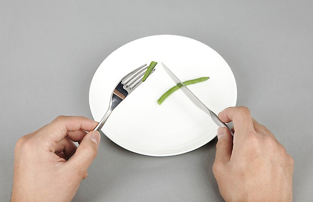 포토 JPG 스튜디오촬영 그릇 식기 접시 손 웰빙 포크 다이어트 채소 실내 건강 손짓 신체부위 하이앵글 건강관리 나이프 슬라이스 다이어트음식 국내포토 뷰포인트 모션 관리 사람 내부 칼 파일형식