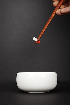 포토 JPG 스튜디오촬영 그릇 식기 손 실내 건강 손짓 신체부위 치료 한개 알약 약 건강관리 대접 사발 막자사발 다이어트약 국내포토 1 다이어트 의학 모션 관리 사람 내부 사기그릇 파일형식