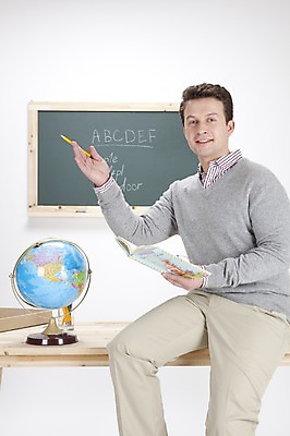 포토 JPG 스튜디오촬영 서양인 백인 직업 문자 알파벳 영어 교육 남자 포즈 실내 영어교육 한명 들기 사람 앉기 손짓 상반신 20대 성인 책 캐주얼 지구본 교사 칠판 가리킴 가르침 책상 분필 영어교사 원어민 남자만 남자한명만 성인남자만 청년만 청년남자만 청년남자한명만 성인한명만 성인남자한명만 성인만 국내포토 외국인 1 옷 가구 모션 청년 내부 초크 파일형식