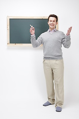 포토 JPG 스튜디오촬영 전신 서양인 백인 직업 영어 교육 남자 실내 영어교육 한명 서기 누끼 사람 손짓 20대 성인 캐주얼 교사 칠판 가르침 분필 영어교사 원어민 남자만 남자한명만 성인남자만 청년만 청년남자만 청년남자한명만 성인한명만 성인남자한명만 성인만 국내포토 외국인 문자 1 옷 모션 청년 내부 초크 파일형식
