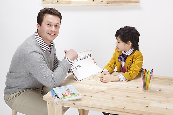 포토 JPG 스튜디오촬영 전신 서양인 백인 직업 학생 영어 어린이교육 교육 남자 어린이 색연필 실내 영어교육 사람 앉기 동양인 소년 상반신 두명 책 필기구 교사 공책 한국인 가르침 책상 연필꽂이 영어교사 원어민 남자만 어린이만 소년만 국내포토 외국인 문자 가구 모션 문구용품 학용품 인종 내부 파일형식