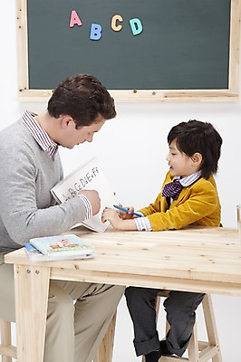 포토 JPG 스튜디오촬영 전신 서양인 백인 직업 문자 학생 알파벳 영어 어린이교육 교육 남자 어린이 색연필 실내 영어교육 사람 앉기 동양인 손짓 소년 상반신 두명 책 필기구 교사 칠판 한국인 가리킴 가르침 책상 영어교사 원어민 남자만 어린이만 소년만 국내포토 외국인 가구 모션 문구용품 학용품 인종 내부 파일형식