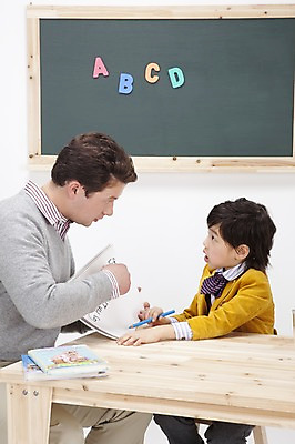 포토 JPG 스튜디오촬영 전신 서양인 백인 직업 문자 학생 알파벳 영어 어린이교육 교육 남자 어린이 색연필 실내 영어교육 사람 앉기 동양인 손짓 소년 상반신 두명 책 필기구 마주보기 교사 칠판 한국인 가리킴 가르침 책상 영어교사 원어민 남자만 어린이만 소년만 국내포토 외국인 가구 모션 문구용품 학용품 인종 내부 파일형식